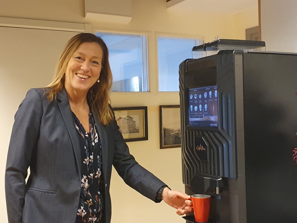 Skoldirektören Anna-Karin framför kaffemaskinen