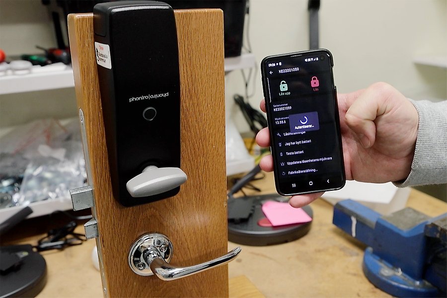 Ett automatiserat lås på dörr med tillhörande app. 