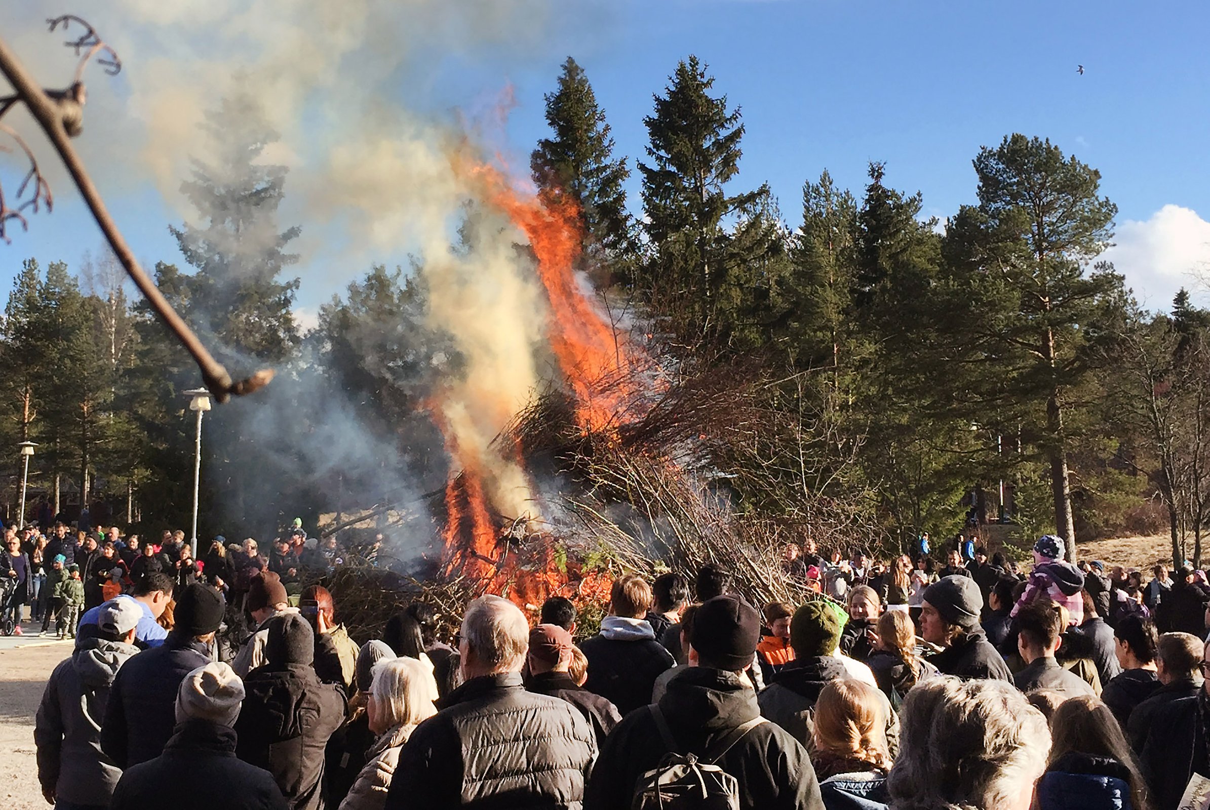 Valborgsfirande med eld på Norra Berget. Foto: Sundsvalls kommun