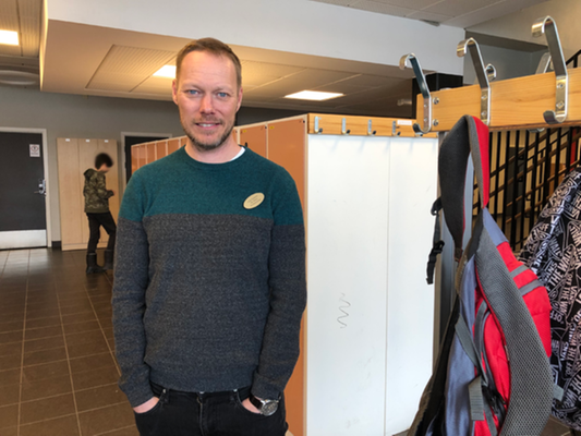 Johan Karlsson står i korridoren på S:t Olofsskolan. 