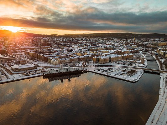 Drönarbild över Sundsvalls stenstad på vintern tagen ovanför Norra kajen.