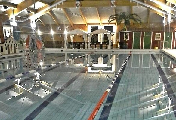 Simbassäng i Alnöbadet med simlinor i vattnet.