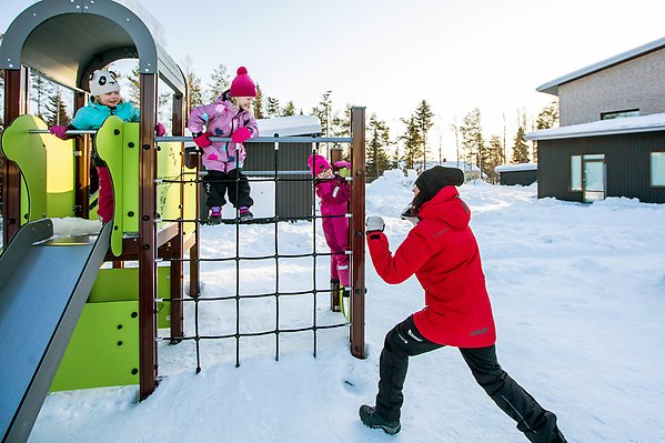 Bild på barn som leker ute i snön utanför Geijers förskola.