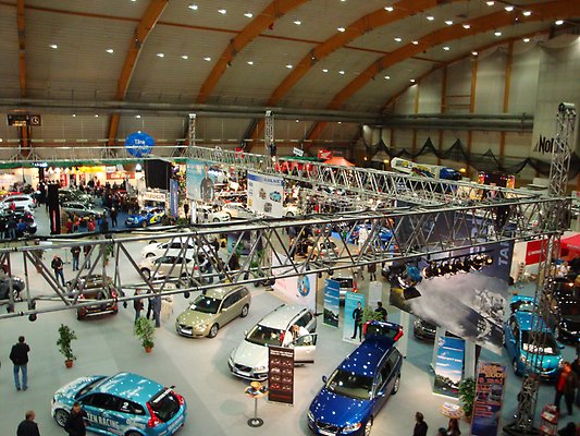 Bilmässa i Nordichallen med många bilar på plats.