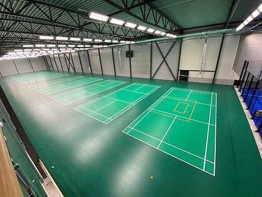 Idrottshall med målade linjer på golvet för idrotter