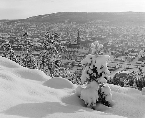 Utsikt mot Sundsvall från ett snöigt Norra Berget. Foto: Rune Söderberg. Sundsvalls museums fotoarkiv.